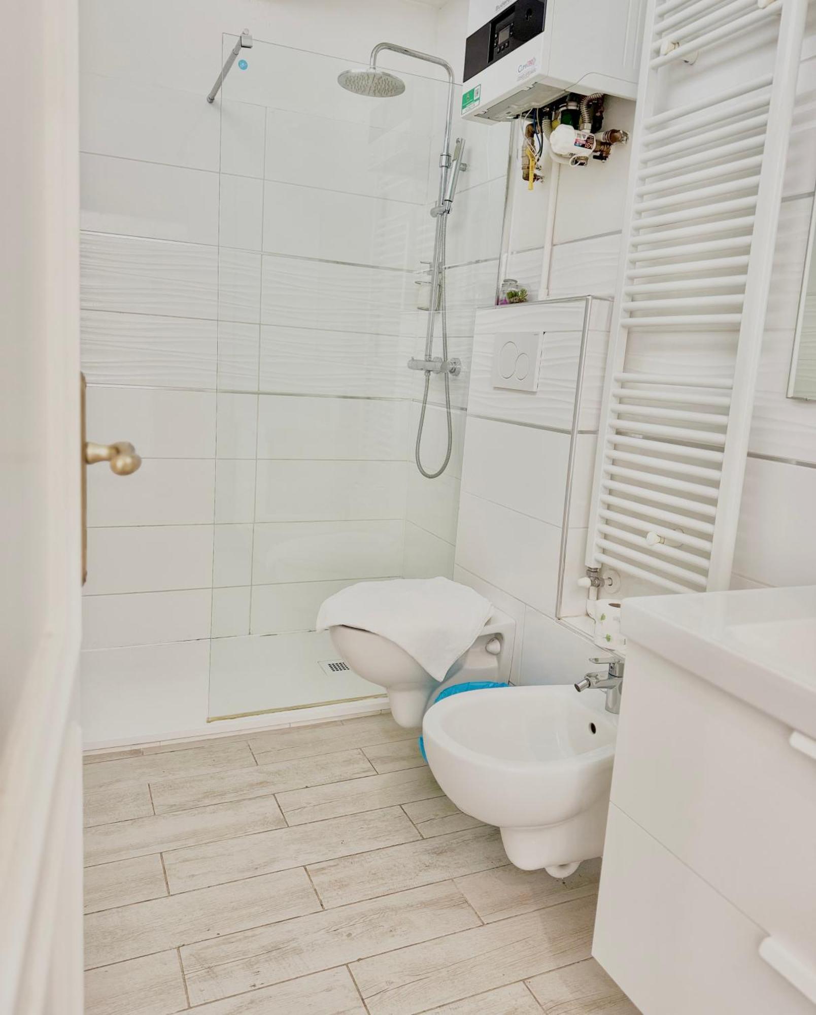 Modern Room With Private Bathroom 트렌토 외부 사진